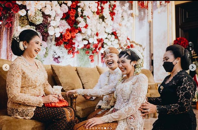 Putri lalu memberikan tujuh jenis kacang-kacangan yang dicampur koin tersebut kepada ibunya, simbol ia dan suami akan tetap berbakti kepada orangtua meski telah hidup mandiri. Usai ritual tersebut, mereka saling menyuapi nasi dan minum air putih yang jernih dengan harapan agar hati tetap jernih dan tenang saat menghadapi tantangan hidup bersama sebagai pasangan suami-istri. (Foto: Dok. Morden)