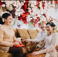 Putri Tanjung melepas masa lajangnya dengan dinikahi oleh Guinandra Jatikusumo. Mulai dari acara pengajian sampai akad nikah, pesona cantik Putri semakin keluar dengan riasan dari makeup artist Bubah Alfian. Foto: Dok. Morden