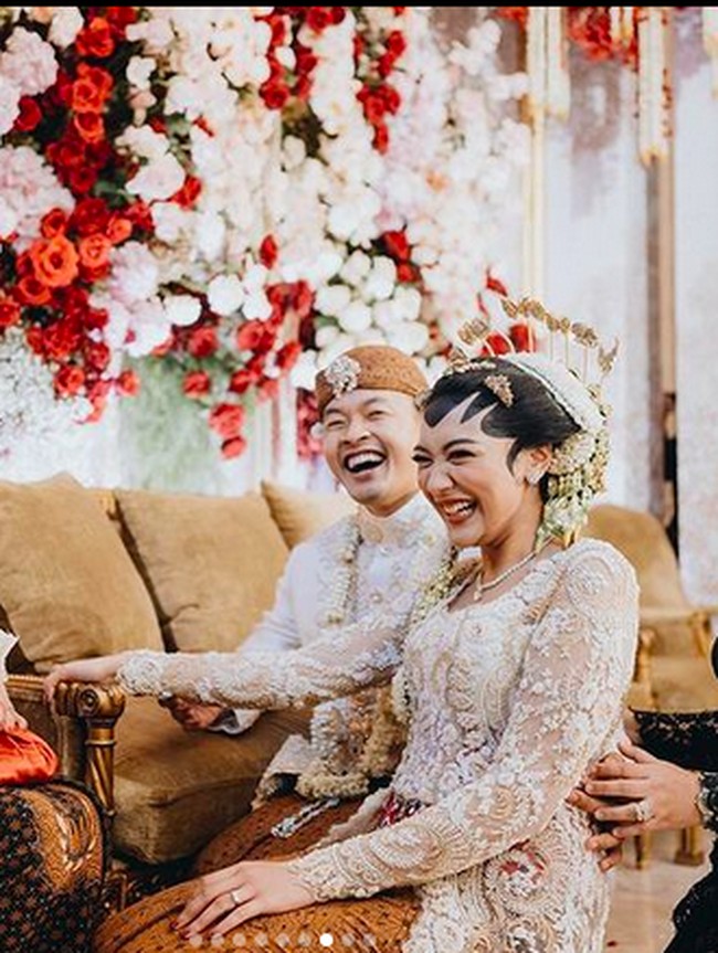 Putri Tanjung melepas masa lajangnya dengan dinikahi oleh Guinandra Jatikusumo. Mulai dari acara pengajian sampai akad nikah, pesona cantik Putri semakin keluar dengan riasan dari makeup artist Bubah Alfian. Foto: Dok. Morden