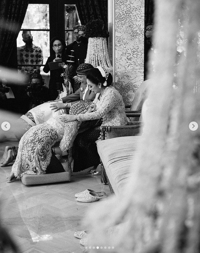 Chairul Tanjung dan istri lalu memberikan rujak kepada Putri Tanjung dan Guinandra Jatikusumo sebagai lambang penuh harapan supaya keluarga dapat merasakan manisnya hidup. Orangtua mempelai pria, Dwi Asmono dan Dira P. Komalaningtyas, lalu bergabung. Upacara panggih yang dilakoni sebagai doa bagi pengantin untuk tetap bahagia mengarungi kehidupan rumah tangga lalu ditutup dengan prosesi sungkeman yang penuh haru. (Foto: Dok. Morden)