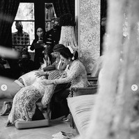 Chairul Tanjung dan istri lalu memberikan rujak kepada Putri Tanjung dan Guinandra Jatikusumo sebagai lambang penuh harapan supaya keluarga dapat merasakan manisnya hidup. Orangtua mempelai pria, Dwi Asmono dan Dira P. Komalaningtyas, lalu bergabung. Upacara panggih yang dilakoni sebagai doa bagi pengantin untuk tetap bahagia mengarungi kehidupan rumah tangga lalu ditutup dengan prosesi sungkeman yang penuh haru. (Foto: Dok. Morden)