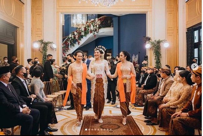 Upacara panggih menjadi bagian dari rangkaian acara pernikahan Putri Tanjung dan Guinandra Jatikusumo yang dilaksanakan dalam adat Jawa Solo di kediaman keluarga Chairul Tanjung di Menteng, Jakarta Pusat, Minggu (20/3/2022). Sebelumnya, mereka telah melangsungkan akad nikah yang menghadirkan Presiden Joko Widodo dan Presiden ke-6 RI Susilo Bambang Yudhoyono sebagai saksi kedua mempelai. (Foto: Dok. Morden)