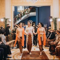 Upacara panggih menjadi bagian dari rangkaian acara pernikahan Putri Tanjung dan Guinandra Jatikusumo yang dilaksanakan dalam adat Jawa Solo di kediaman keluarga Chairul Tanjung di Menteng, Jakarta Pusat, Minggu (20/3/2022). Sebelumnya, mereka telah melangsungkan akad nikah yang menghadirkan Presiden Joko Widodo dan Presiden ke-6 RI Susilo Bambang Yudhoyono sebagai saksi kedua mempelai. (Foto: Dok. Morden)