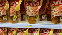 Sempat menghilang dari rak-rak produk yang tersedia, minyak goreng kini melimpah di swalayan.