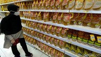 Contohnya di Robinson Ramayana Cirebon, minyak goreng merek Fortune 2 liter harganya kini menjadi Rp 46.900 dari Rp 52.300. Ada juga merek lain seperti Filma 2 liter Rp 46.900, Camar 1 liter Rp 26.500, Sania 2 liter refill Rp 47.500, Sunco 1 liter Rp 24.500 dan SunCo 2 liter Rp 48.500. Rengga Sancaya/detikcom
