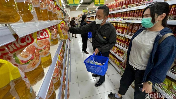 Sempat menghilang dari rak-rak produk yang tersedia, stok minyak goreng kini melimpah di swalayan. Namun meski mudah ditemukan, harganya meroket naik.