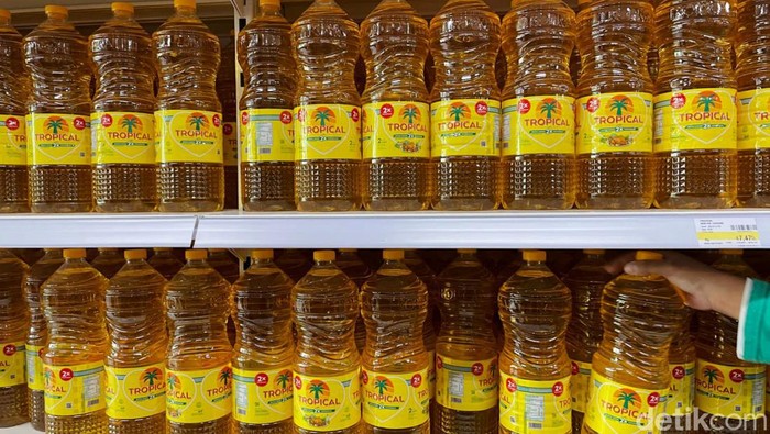 Sempat menghilang dari rak-rak produk yang tersedia, stok minyak goreng kini melimpah di swalayan. Namun meski mudah ditemukan, harganya meroket naik.