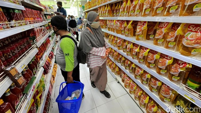 Sempat menghilang dari rak-rak produk yang tersedia, stok minyak goreng kini melimpah di swalayan. Namun meski mudah ditemukan, harganya meroket naik.
