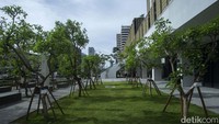 Jika pengunjung ingin ke luar di sana juga ada tempat yang bisa dijadikan tempat foto. Taman-taman luas dengan kolam, lalu ada juga mobil penjual kopi Filosofi Kopi. Apabila pengunjung haus dan ingin bersantai bisa memesan di sana.