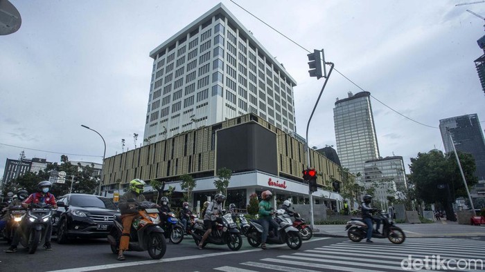 Wajah Baru Sarinah yang Indonesia Banget Plaza Sarinah kembali dibuka untuk umum mulai hari ini, Senin (21/3). Pusat perbelanjaan pertama di Indonesia ini sebelumnya ditutup lantaran direnovasi sejak Juni 2020.