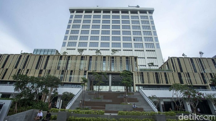 Plaza Sarinah kembali dibuka untuk umum mulai hari ini, Senin (21/3). Pusat perbelanjaan pertama di Indonesia ini sebelumnya ditutup lantaran direnovasi sejak Juni 2020.