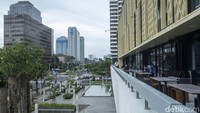 Sarinah yang baru ini ada sejumlah fasilitas yang ditawarkan ke pengunjung. Diantaranya, ruang luar dan beranda outdoor dengan pemandangan metropolis Jakarta, situs-situs selfie dan nuansa senja (sunset).