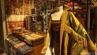 Di Sarinah memang terdapat berbagai macam produk UMKM, dari busana hingga senjata tradisional, keris. 
