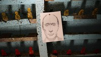 Selain tisu, foto Putin juga digantung di tempat latihan target tembak. (AP Photo/Bernat Armangue )