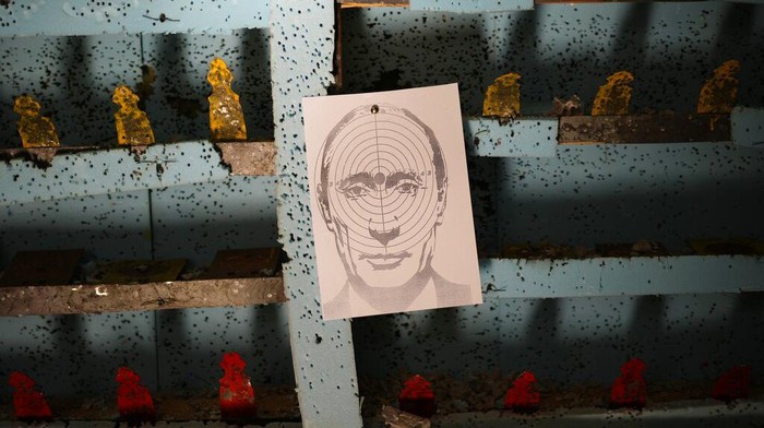 Wajah Putin Hiasi Tisu Toilet hingga Sasaran Latihan Tembak EDS NOTE: OBSCENE LANGUAGE - Toilet roll papers with pictures of Russian President Vladimir Putin and slur messages are for sale in a flea market in Lviv, western Ukraine, on Sunday, March 20, 2022. The text reads