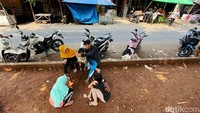 Anak-anak bermain secara tatap muka tanpa mengandalkan gadget atau gawai.