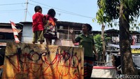 Anak-anak bisa berangkulan kembali secara fisik.
