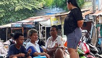 Ibu-ibu bertukar pikiran, cerita dan bicara apa saja secara langsung tanpa perantara gawai --- sesuatu yang sulit terekam oleh big data komputer.