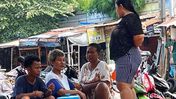 Sebagian warga mulai mengabaikan prokes saat zona merah Corona di Jakarta kian menyusut. Seharusnya masker harus tetap dipakai untuk mencegah penyebaran virus tersebut.