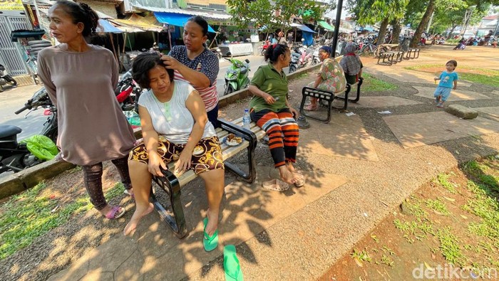 Warga Jakarta Mulai Abaikan Masker Sebagian warga mulai mengabaikan prokes saat zona merah Corona di Jakarta kian menyusut. Seharusnya masker harus tetap dipakai untuk mencegah penyebaran virus tersebut.