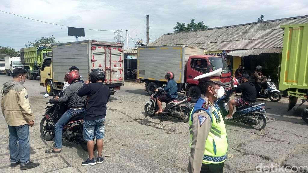 Warga Kecamatan Batu Ceper, Kota Tangerang menuntut perbaikan Jalan Juanda dan Jalan Garuda. Warga mewujudkan aksi protes dengan menanam pohon pisang di jalan. (Khairul M/detikcom)