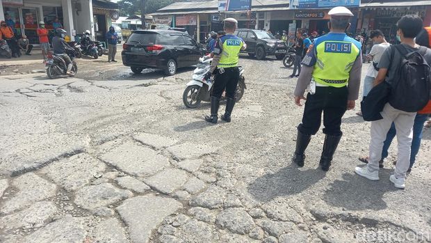 Warga Kecamatan Batu Ceper, Kota Tangerang menuntut perbaikan Jalan Juanda dan Jalan Garuda. Warga mewujudkan aksi protes dengan menanam pohon pisang di jalan. (Khairul M/detikcom)