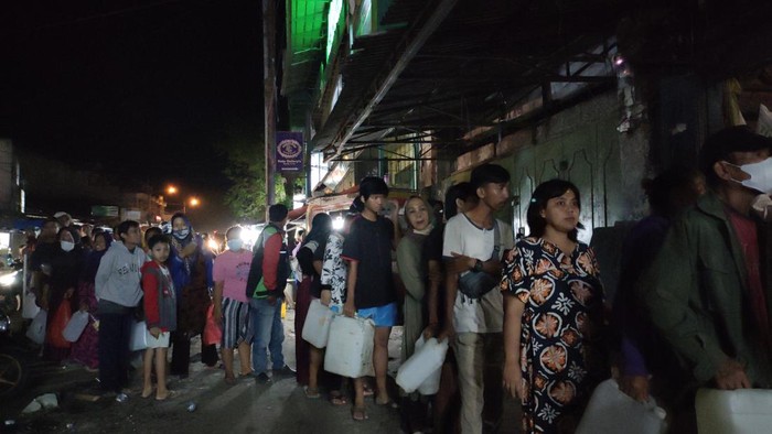 Warga Rangkasbitung, Lebak, antre minyak goreng. Antreannya, mencapai 1 kilometer. (Foto: Fathul Rizkoh/detikcom)