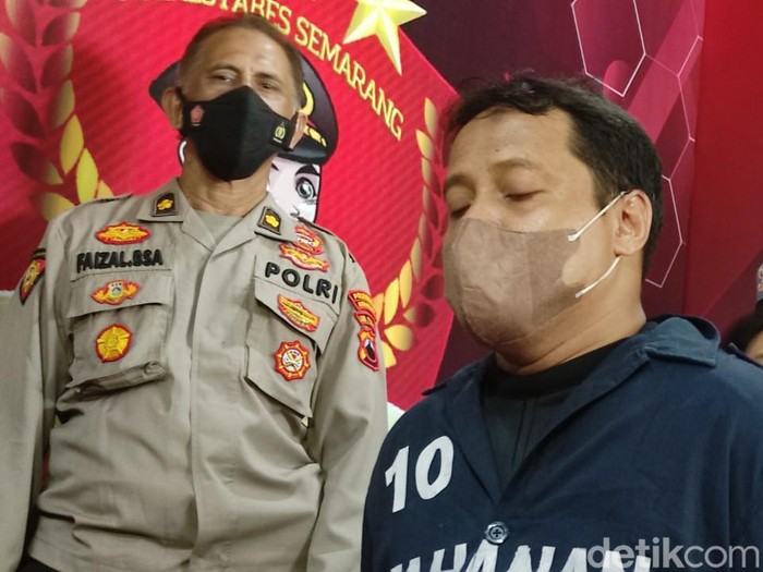WD (41), tersangka yang perkosa anak kandungnya di Polrestabes, Senin (21/3/2022).