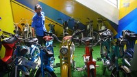Selain memajang oplet di museum tersebut juga memamerkan sekitar 400 koleksi motor klasik yang diproduksi tahun 1930 hingga 1990.