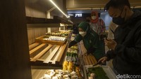 Tidak hanya ada batik dan produk UMKM di mall ini juga menyediakan jajanan khas pasar.  