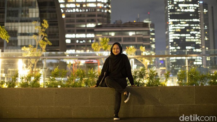 Pengunjung berfoto di area Mall Sarinah, Jakarta, Senin (21/3/2022). Usai dipercantik kini mall tersebut juga memiliki spot untuk melihat senja di Ibu Kota lho..
