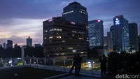 Pengujung juga bisa menikmati senja dari balkon gedung Sarinah.