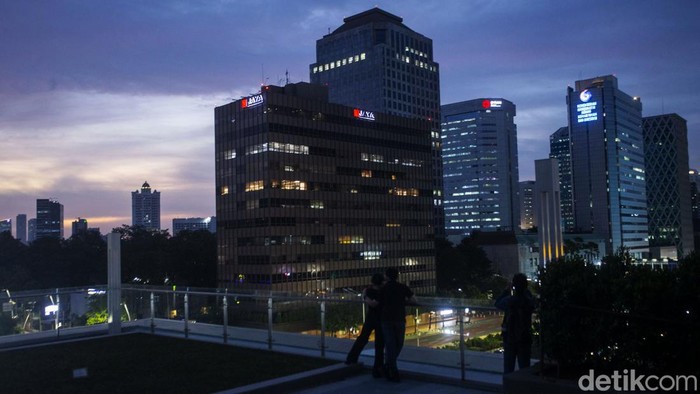 Pengunjung berfoto di area Mall Sarinah, Jakarta, Senin (21/3/2022). Usai dipercantik kini mall tersebut juga memiliki spot untuk melihat senja di Ibu Kota lho..