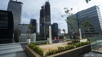 Pengunjug juga bisa bersantai di area taman.