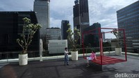 Di balkon gedung ini juga terdapat kursi berbingkai kotak warna merah.