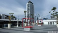 Pengunjung bisa menjadikan kursi berbingkai kotak warna merah ini sebagai spot foto. 