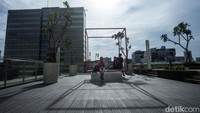 Sejumlah pengujung bersantai sambil menikmati senja di balkon gedung Sarinah.