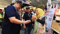 Direktur PT PELNI, Andi Saleh dan Yahya Kuncoro tampak mendatangi gerai UMKM yang dihadirkan selama gelaran MotoGP Mandalika berlangsung hingga Minggu (20/3) kemarin.