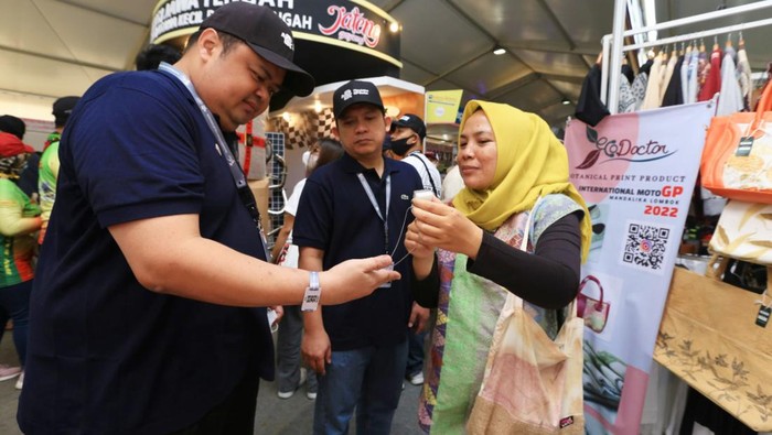 Ajang Promosi Mandalika di Mata Dunia Perhelatan balapan MotoGP di Mandalika, Lombok, NTB menjadi ajang mempromosikan Indonesia kepada dunia. Direktur PT PELNI, Andi Saleh dan Yahya Kuncoro tampak mendatangi gerai UMKM yang dihadirkan selama gelaran MotoGP Mandalika berlangsung hingga Minggu (20/3) kemarin.