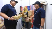 Mereka meninjau gerai atau booth beragam mitra binaan BUMN untuk ikut mensupport produk-produk lokal untuk dipamerkan ke kandah internasional.