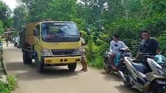 Akses menuju tempat pembuangan sampah Lameluhur, Pandeglang ditutup warga karena tanggul penyangganya jebol. Sampah tumpah ke sawah warga. (Aris R/detikcom)