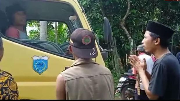 Akses menuju tempat pembuangan sampah Lameluhur, Pandeglang ditutup warga karena tanggul penyangganya jebol. Sampah tumpah ke sawah warga. (Aris R/detikcom)