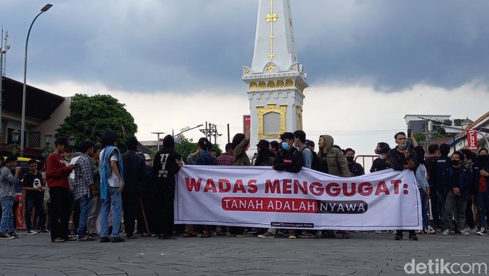 Aksi mahasiwa di Tugu Jogja, Selasa (22/3/2022).