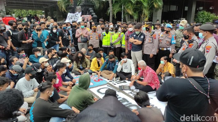 Aksi penolakan tambang andesit di Wadas digelar di Kantor Gubernur Jawa Tengah di Semarang, Selasa (22/3/2022).