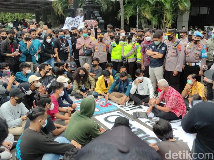 Aksi penolakan tambang andesit di Wadas digelar di Kantor Gubernur Jawa Tengah di Semarang, Selasa (22/3/2022).