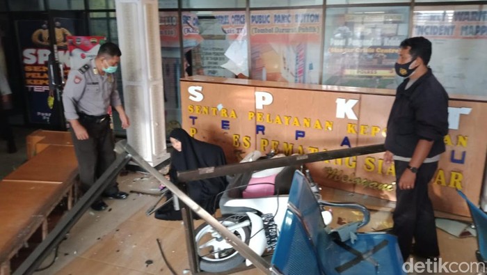 Aksi seorang wanita menggunakan sepeda motor menabrak Mapolres Pematangsiantar, Sumatera Utara, membuat heboh.  (dok Istimewa)