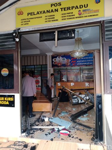 Aksi seorang wanita menggunakan sepeda motor menabrak Mapolres Pematangsiantar, Sumatera Utara, membuat heboh.  (dok Istimewa)