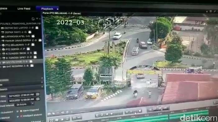Aksi seorang wanita menggunakan sepeda motor menabrak Mapolres Pematangsiantar, Sumatera Utara, membuat heboh.  (Screenshot video viral)