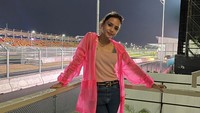 Namun ada kejadian yang membuat heboh saat Marc Marquez memberikan sesuatu padanya saat mereka bertemu di sirkuit. Dok. Instagram
