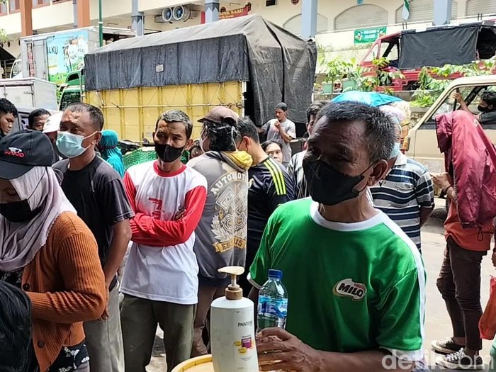 Antrean minyak goreng di Solo, Selasa (22/3/2022).